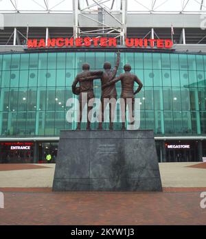 United Trinity Statue außerhalb des Manchester United Football Club Home im Old Trafford, Manchester, England, Vereinigtes Königreich Stockfoto