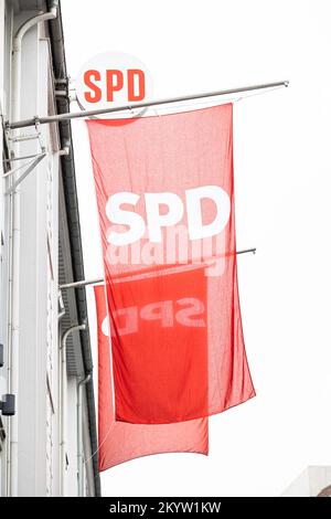 Hannover, Deutschland. 02.. Dezember 2022. An der Außenfassade des Kurt Schumacher House des SPD-Unterbezirks der Region Hannover hängen SPD-Flaggen. Im SPD-Parteiverfahren gegen den ehemaligen Bundeskanzler Gerhard Schröder ist die schiedskommission des SPD-Bezirks Hannover mit einer Beschwerde befasst. Sieben SPD-Niederlassungen hatten gegen die Entscheidung im ersten Rechtszug Rechtsmittel eingelegt, wonach Schröder durch seine Beteiligung an russischen Staatsunternehmen nicht gegen Parteiregeln verstoßen habe. Kredit: Michael Matthey/dpa/Alamy Live News Stockfoto