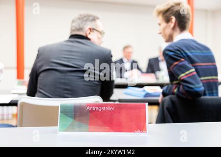 Hannover, Deutschland. 02.. Dezember 2022. Die Bezeichnung "Antragsteller" steht auf einem Schild im Kurt Schumacher House des SPD-Unterbezirks der Region Hannover. Im SPD-Parteiverfahren gegen den ehemaligen Bundeskanzler Gerhard Schröder ist die schiedskommission des SPD-Bezirks Hannover mit einer Beschwerde befasst. Sieben SPD-Niederlassungen hatten gegen die Entscheidung im ersten Rechtszug Rechtsmittel eingelegt, wonach Schröder durch seine Beteiligung an russischen Staatsunternehmen nicht gegen Parteiregeln verstoßen habe. Kredit: Michael Matthey/dpa/Alamy Live News Stockfoto