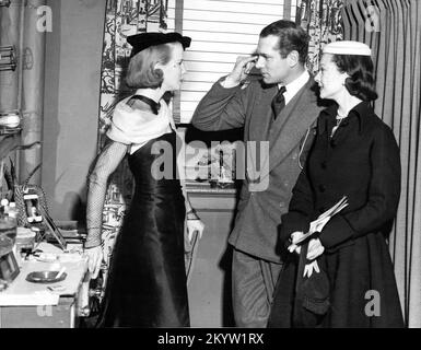 JULIE HARRIS in ihrer Garderobe wird im Februar 1952 von LAURENCE OLIVIER und VIVIEN LEIGH besucht, nachdem sie im Empire Theatre in New York als Sally Bowles in I AM A CAMERA aufgetreten war (Spiel: John Van Druten adaptiert aus dem Roman Auf Wiedersehen to Berlin von Christopher Isherwood) Stockfoto