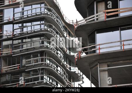 Kiew, Ukraine. 13.. Okt. 2018. Blick auf die Fassade von Büro- und Wohngebäuden. Im Zusammenhang mit dem russischen Krieg in der Ukraine ist die Nachfrage nach Immobilien deutlich zurückgegangen, sagt der Präsident der Vereinigung für Immobilien der Ukraine, Yuri Pita, 2. Dezember 2022. (Kreditbild: © Aleksandr Gusev/SOPA Images via ZUMA Press Wire) Stockfoto