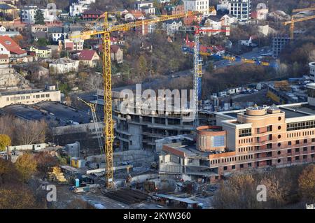 Kiew, Ukraine. 12.. November 2019. Panorama von Kiew mit Wohn- und Bürogebäuden. Im Zusammenhang mit dem russischen Krieg in der Ukraine ist die Nachfrage nach Immobilien deutlich zurückgegangen, sagt der Präsident der Vereinigung für Immobilien der Ukraine, Yuri Pita, 2. Dezember 2022. (Kreditbild: © Aleksandr Gusev/SOPA Images via ZUMA Press Wire) Stockfoto