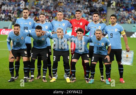 Uruguay Team Group (obere Reihe l-r) Sebastian Coates, Federico Valverde, Darwin Nunez, Torwart Sergio Rochet, Jose Maria Gimenez, Luis Suarez (untere Reihe l-r) Rodrigo Bentancur, Mathias Olivera, Guillermo Varela, Facundo Pellibri, Giorgian de Arrascaeta während des Spiels der FIFA World Cup Group H im Al Janoub-Stadion in Al-Wakrah, Katar. Foto: Freitag, 2. Dezember 2022. Stockfoto