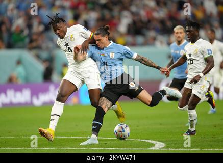 Uruguays Darwin Nunez (rechts) und Ghanas Mohammed Salisu kämpfen um den Ball während des Spiels der Gruppe H der FIFA-Weltmeisterschaft im Al Janoub-Stadion in Al-Wakrah, Katar. Foto: Freitag, 2. Dezember 2022. Stockfoto