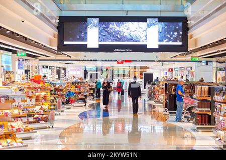 DUBAI, Vereinigte Arabische Emirate - 16. NOVEMBER 2015: Das Innere von Dubai Duty Free. Dubai Duty Free ist der weltweit größte Einzelflughafen Stockfoto