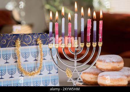 Jüdische Feiertage hannukah-Symbole auf Hanukkiah Menorah verschwommene Unschärfe-Lichter im Hintergrund Stockfoto