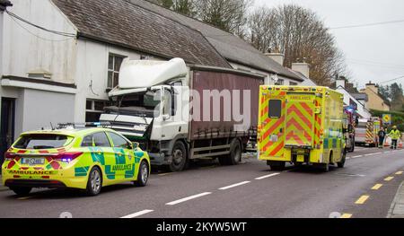 Lastwagen ist mit einem Rettungsdienst in der Werkstatt abgestürzt. Leap, West Cork, Irland Stockfoto