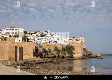 marokkos Hauptstadt rabat am Ufer des Flusses bouregreg marokko. Hohe Wände umgeben die alte Medina Stockfoto