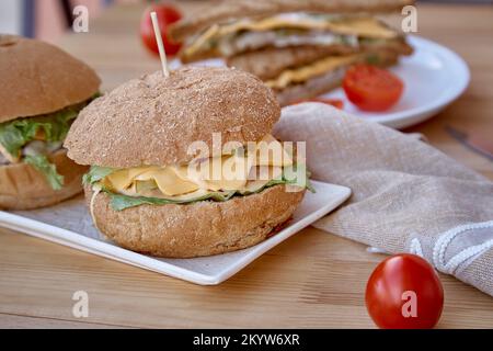 Vegane, gesunde Alternativen - hausgemachte Burger und Sandwiches mit pflanzlichen Schnitzeln und Gemüse. Richtige Ernährung. Stockfoto