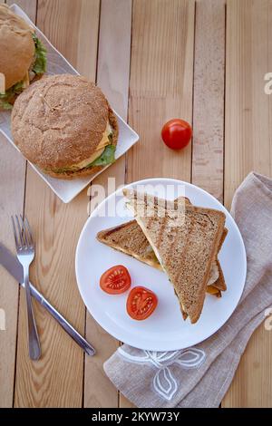 Alternative Food - gesunde vegane Burger mit pflanzlichen Schnitzel und Sandwiches mit Austernpilzen. Gesundes Mittagessen, Vorspeise. Stockfoto
