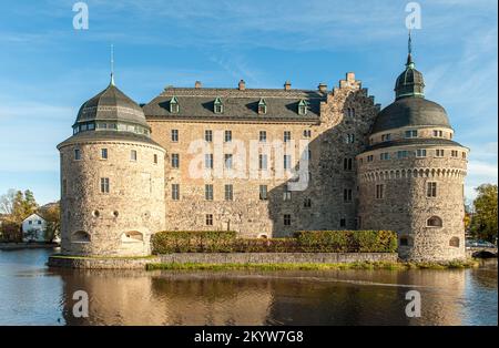 Schloss Örebro und Fluss Svartån im Herbst in Schweden Stockfoto