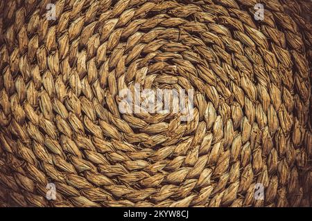 Zirkulare, geflochtene Strohfahrzeuge. Ländlicher rustikaler Hintergrund. Stockfoto