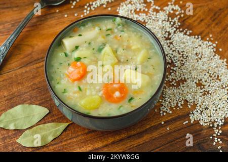Krupnik, traditionelle polnische Gerstensuppe mit Gemüse in einer Schüssel Stockfoto