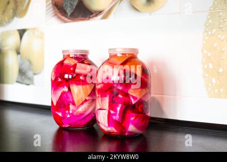 Weißkohl in Dosen mit Rüben in Glasgefäßen auf der Küchenarbeitsfläche. Salzen und eingelegter Kohl. Stockfoto