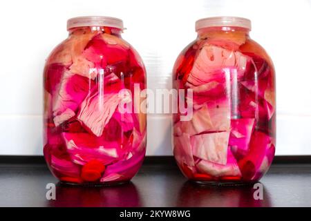 Weißkohl in Dosen mit Rüben in Glasgefäßen. Salzen und eingelegter Kohl. Stockfoto