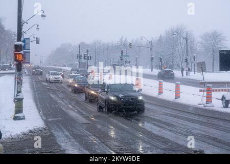 Montreal, Kanada - 16. November 2022: Verkehr auf der Park Avenue während des ersten Schneesturms der Saison. Stockfoto