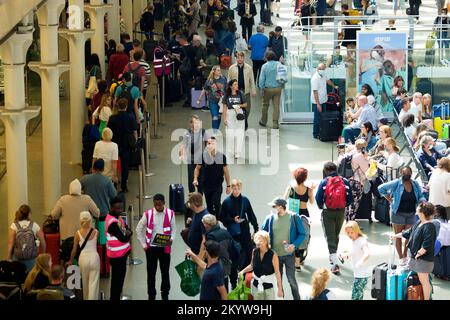 Passagiere stehen am Bahnhof St. Pancras im Zentrum von London in der Schlange, da viele Gäste dieses Wochenende in Urlaub gehen werden. Stockfoto