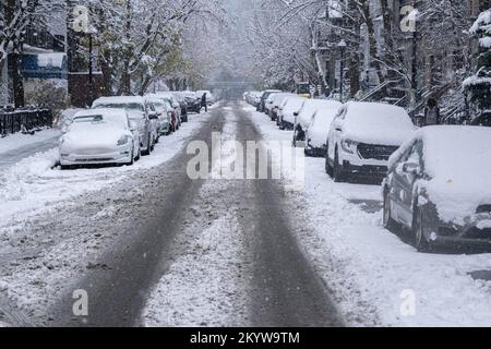 Montreal, Kanada - 16. November 2022: Autos mit Schnee bedeckt nach dem ersten Schneesturm der Saison Stockfoto