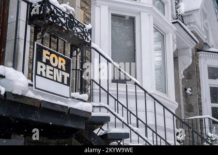 Im Winter steht vor der Veranda ein Schild zur Miete Stockfoto