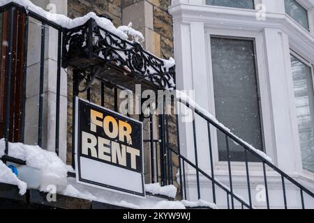 Im Winter steht vor der Veranda ein Schild zur Miete Stockfoto