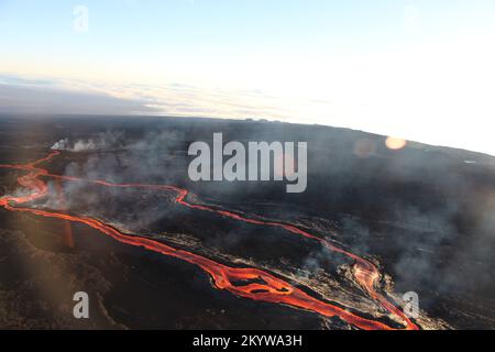 Mauna Loa, Vereinigte Staaten von Amerika. 01. Dezember 2022. Geflochtene Lavakanäle, die am vierten Tag des Ausbruchs aus der Fissure 3 in der nordöstlichen Rift Zone auf Mauna Loa im Hawaii Volcanoes National Park, 1. Dezember 2022 in Hawaii, fließen. Der Ausbruch, der am 27.. November begann, ist der erste seit 1984 in dem weltweit größten aktiven Vulkan. Kredit: Drew Downs/USGS/Alamy Live News Stockfoto