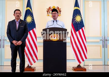 (221202) -- PUTRAJAYA, 2. Dezember 2022 (Xinhua) -- malaysischer Premierminister Anwar Ibrahim spricht während einer Pressekonferenz in Putrajaya, Malaysia, 2. Dezember 2022. Anwar enthüllte sein Kabinett am Freitag und ernannte zwei stellvertretende Premierminister, um beide Hälften des Landes besser zu vertreten. (Sadiq Asyraf/Büro des Premierministers von Malaysia/Handout über Xinhua) Stockfoto