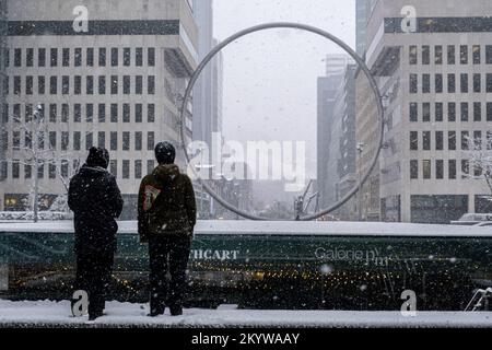 Montreal, Kanada - 16. November 2022: Ringkunstwerk in Downtown Montreal, Schneesturm Stockfoto