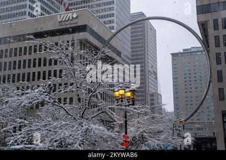 Montreal, Kanada - 16. November 2022: Ringkunstwerk in Downtown Montreal, Schneesturm Stockfoto