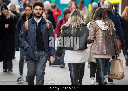 London, Großbritannien. 2. Dezember 2022 Leute, die in der Oxford Street einkaufen gehen. Das Amt für nationale Statistik (ONS) hat berichtet, dass die Gesamtzahl der positiven Covid-19-Fälle in der Woche bis zum 21. November um 6 % auf über 1 Millionen gestiegen ist, und es ist das erste Mal, dass die Fälle seit Mitte Oktober gestiegen sind. Kredit: Stephen Chung / Alamy Live News Stockfoto