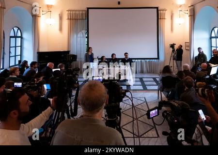 JERUSALEM, ISRAEL - DEZEMBER 2: Denise Guidoux (L), die Mutter des französisch-palästinensischen Rechtsanwalts Salah Hamouri, und seines Rechtsanwalts (C) geben am 2. Dezember 2022 eine Pressekonferenz in Jerusalem, Israel. Der israelische Innenminister kündigte an, dass Hamouri, der seit März ohne formelle Anklage inhaftiert wurde, nach Frankreich abgeschoben wird. Israel hat Hamouri beschuldigt, ein aktives Mitglied der Palästinensischen Front für die Befreiung Palästinas, der PFLP, zu sein, die als "Terrororganisation" bezeichnet wird. Kredit: Eddie Gerald/Alamy Live News Stockfoto