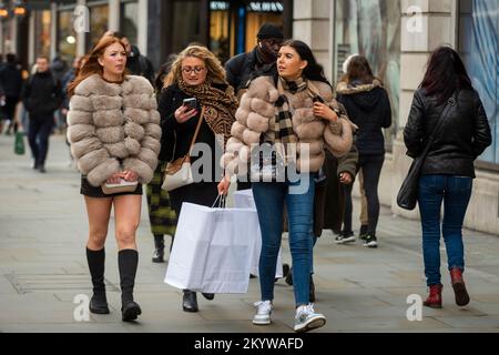 London, Großbritannien. 2. Dezember 2022 Leute, die in der Regent Street einkaufen gehen. Das Amt für nationale Statistik (ONS) hat berichtet, dass die Gesamtzahl der positiven Covid-19-Fälle in der Woche bis zum 21. November um 6 % auf über 1 Millionen gestiegen ist, und es ist das erste Mal, dass die Fälle seit Mitte Oktober gestiegen sind. Kredit: Stephen Chung / Alamy Live News Stockfoto