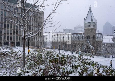 Montreal, Kanada - 16. November 2022: MC Tavish Street und Morrice Hall während Schneesturm Stockfoto