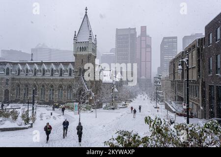 Montreal, Kanada - 16. November 2022: MC Tavish Street und Morrice Hall während Schneesturm Stockfoto