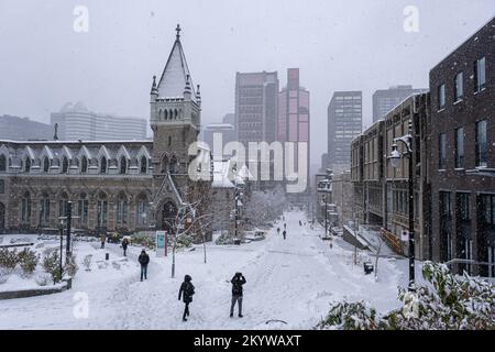Montreal, Kanada - 16. November 2022: MC Tavish Street und Morrice Hall während Schneesturm Stockfoto