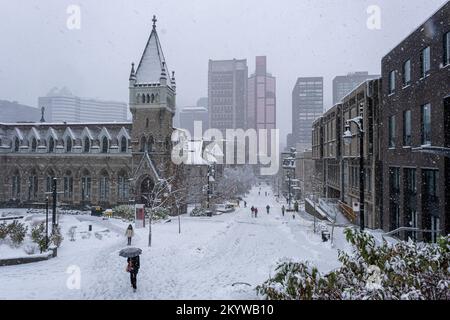 Montreal, Kanada - 16. November 2022: MC Tavish Street und Morrice Hall während Schneesturm Stockfoto