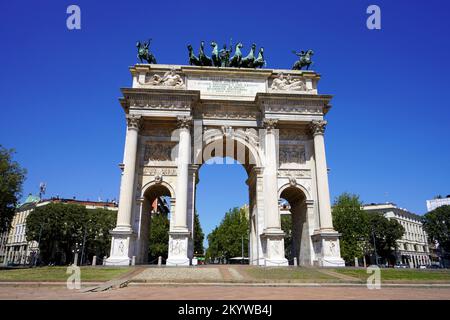 MAILAND, ITALIEN - 13. AUGUST 2022: Triumphbogen des Friedens in Mailand, Italien Stockfoto