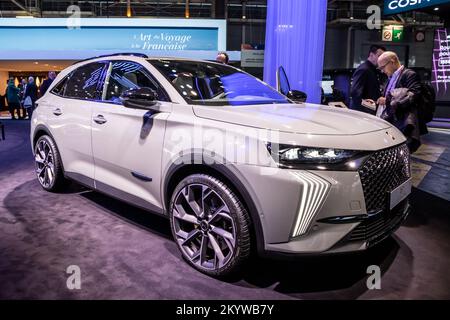 DS Automobiles DS7 E-TENSE crossback PHEV, ausgestellt auf der Paris Motor Show, Frankreich - 17. Oktober 2022. Stockfoto