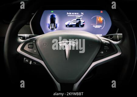 Das Innenraum-Dashboard des Tesla Model X-Automodells wird auf dem Autosalon 2020 gezeigt. Brüssel, Belgien - 9. Januar 2020. Stockfoto