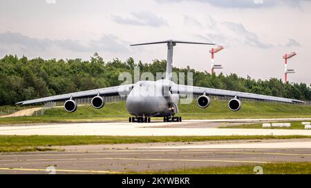 US Air Force Lockheed C-5M Galaxy Transportflugzeug fährt zur Landebahn. Spangdahlem, Deutschland - 16. Mai 2022 Stockfoto