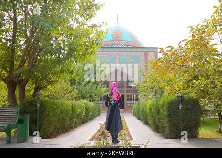 Frau mit Kopfschmuck im Hof der Blauen Moschee von Eriwan, in der Mashtots Avenue, Kentron District, Eriwan, Armenien Stockfoto