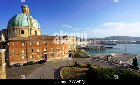 Stadtbild und Hafen von Ancona, Marche, Italien Stockfoto