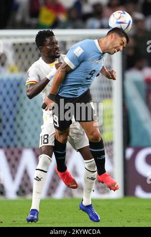 Al-Wakrah, Katar. 2.. Dezember 2022. Luis Suarez (R) aus Uruguay spielt mit Daniel Amartey aus Ghana während des Group H-Spiels bei der FIFA-Weltmeisterschaft 2022 im Al Janoub Stadium in Al Wakrah, Katar, 2. Dezember 2022. Kredit: Zheng Huansong/Xinhua/Alamy Live News Stockfoto