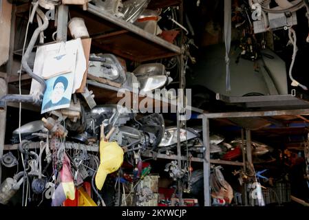 Beirut, Libanon. 02.. Dezember 2022. Ein Bild von Hassan Nasrallah, dem Führer der schiitischen Hisbollah-Bewegung, Beirut, Libanon, Dezember 2 2022. Laut den USA Finanzministerium, am 1. Dezember verhängten die Vereinigten Staaten Sanktionen gegen drei Personen und zwei mit der Hisbollah verbundene Unternehmen, weil sie der vom Iran unterstützten Gruppe finanzielle Hilfe und Waffen bereitgestellt hatten. (Foto: Elisa Gestri/SIPA USA) Kredit: SIPA USA/Alamy Live News Stockfoto