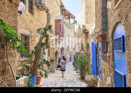 TEL AVIV, ISRAEL - 17. SEPTEMBER 2017: Dies ist eine der Straßen des alten Jaffa. Stockfoto