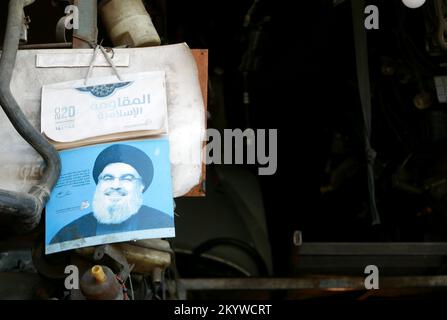 Beirut, Libanon. 02.. Dezember 2022. Ein Bild von Hassan Nasrallah, Führer der schiitischen Hisbollah-Bewegung, Beirut, Libanon, Dezember 2 2022. Laut den USA Finanzministerium, am 1. Dezember verhängten die Vereinigten Staaten Sanktionen gegen drei Personen und zwei mit der Hisbollah verbundene Unternehmen, weil sie der vom Iran unterstützten Gruppe finanzielle Hilfe und Waffen bereitgestellt hatten. (Foto: Elisa Gestri/SIPA USA) Kredit: SIPA USA/Alamy Live News Stockfoto