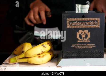 Beirut, Libanon. 02.. Dezember 2022. Eine Spendenbox von Al Mabarrat, einer Wohltätigkeitsorganisation, die mit der schiitischen Bewegung der Hisbollah verbunden ist, Beirut, Libanon, Dezember 2 2022. Laut den USA Finanzministerium, am 1. Dezember verhängten die Vereinigten Staaten Sanktionen gegen drei Personen und zwei mit der Hisbollah verbundene Unternehmen, weil sie der vom Iran unterstützten Gruppe finanzielle Hilfe und Waffen bereitgestellt hatten. (Foto: Elisa Gestri/SIPA USA) Kredit: SIPA USA/Alamy Live News Stockfoto