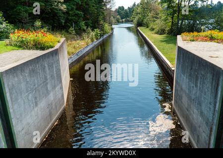 Brunel-Schleuse in Huntsville, Ontario, flussabwärts. Stockfoto