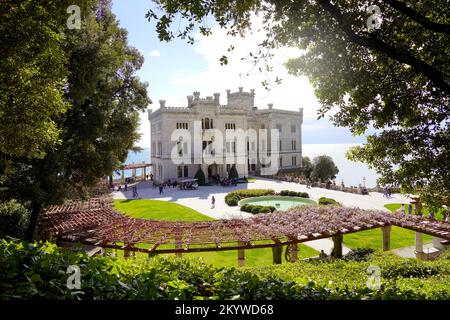 TRIEST, ITALIEN - 24. APRIL 2022: Vorausschätzung mit Schloss Miramare, Triest, Italien Stockfoto