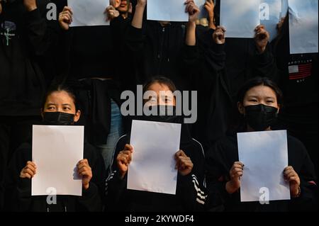 Neu-Delhi, Indien. 2.. Dezember 2022. Aktivisten des tibetischen Jugendkongresses (TYC) halten leere Papiere, die gegen Chinas Null-COVID-Politik protestieren, und in Solidarität mit den laufenden Whitepaper-Protesten in China, in Neu-Delhi, Indien. (Bild: © Kabir Jhangiani/ZUMA Press Wire) Stockfoto