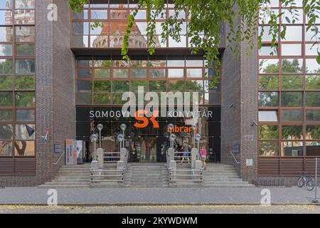 Szeged, Ungarn - 30. Juli 2022: Eintritt zur Universität Szeged SZTE Klebelsberg City Library Building, Stockfoto